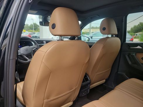 Used 2024 Volkswagen Tiguan SE w/ Panoramic Sunroof Package FWD image 11