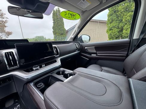 Used 2025 Ford Expedition Platinum w/ Platinum Ultimate Package AWD/4WD image 21