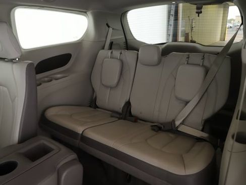 Used 2017 Chrysler Pacifica Touring-L FWD image 27