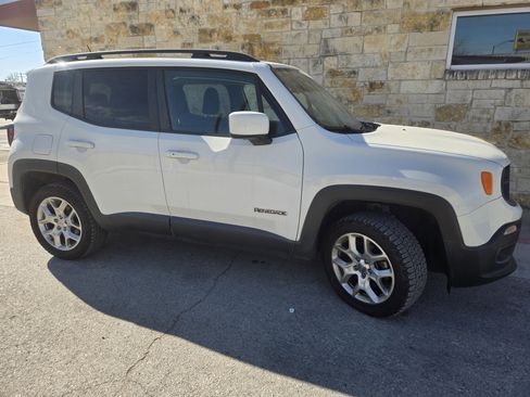 Used 2016 Jeep Renegade Latitude w/ Cold Weather Group image 18