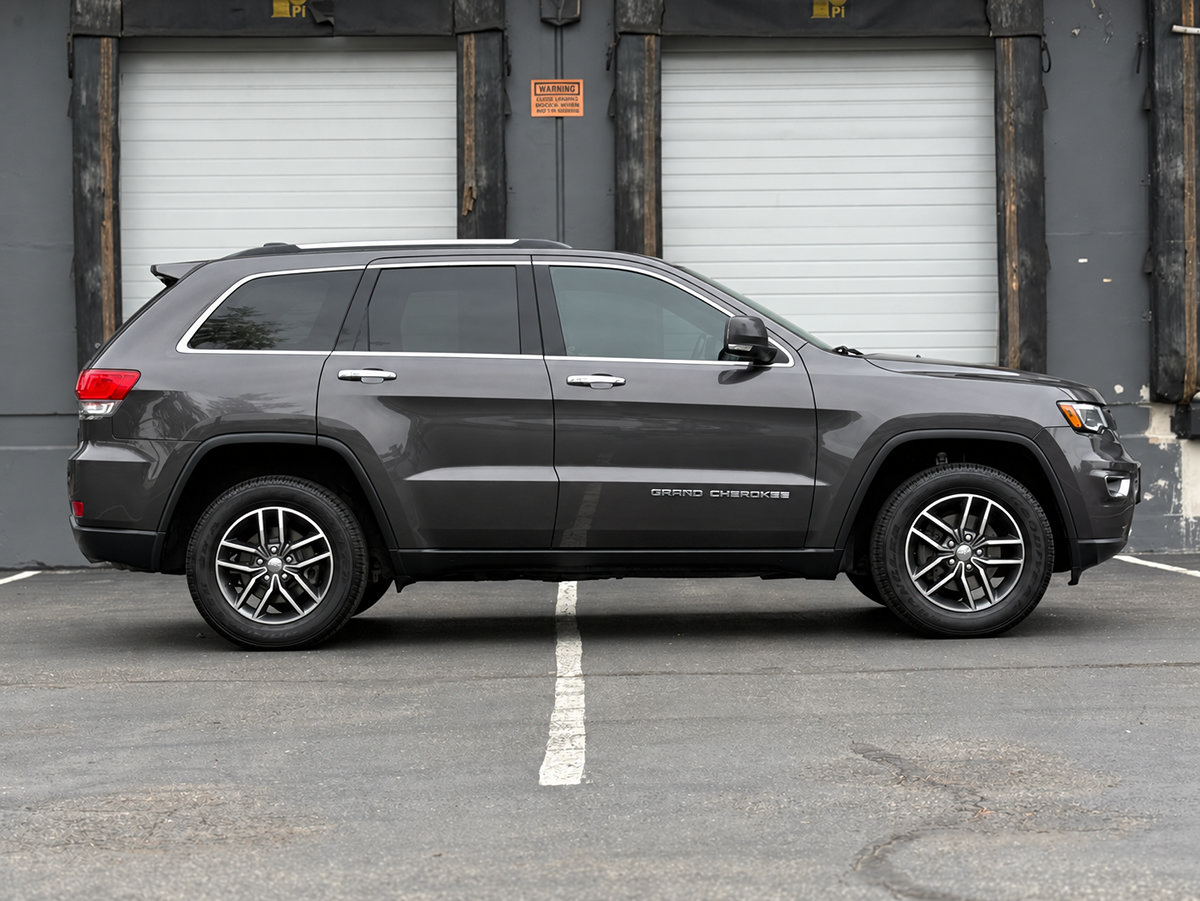 Used 2018 Jeep Grand Cherokee Limited w/ Luxury Group II AWD/4WD image 2