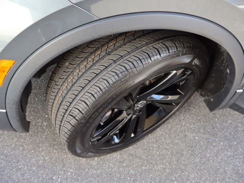 Used 2023 Volkswagen Tiguan SE R-Line image 42