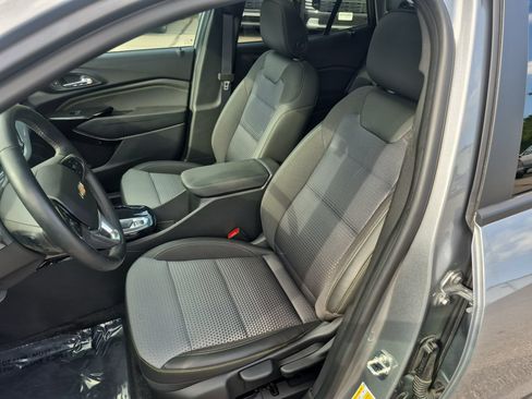 Used 2024 Chevrolet Trax LT w/ Sunroof Package FWD image 19