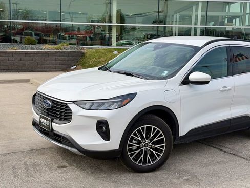 Used 2025 Ford Escape SE image 2