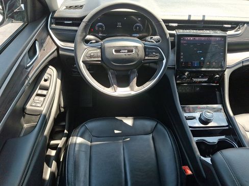 Used 2023 Jeep Grand Cherokee Limited w/ Black Appearance Package AWD/4WD image 11