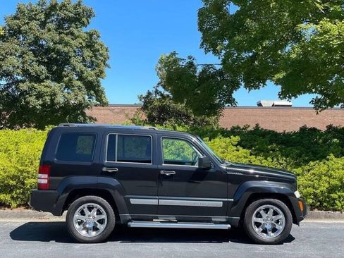 Used 2010 Jeep Liberty Limited w/ Tire & Wheel Group RWD image 8