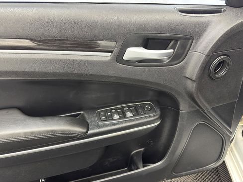 Used 2015 Chrysler 300 Limited image 17