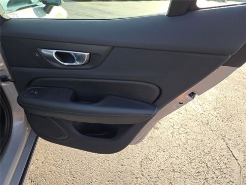 Used 2024 Volvo S60 B5 Core image 9