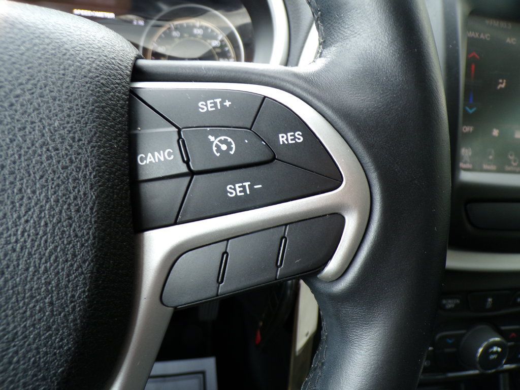 Used 2016 Jeep Cherokee Trailhawk AWD/4WD image 32