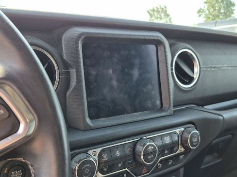 Used 2019 Jeep Wrangler Unlimited Sahara w/ Quick Order Package 24M Moab AWD/4WD image 9
