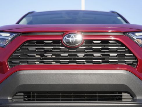 Used 2022 Toyota RAV4 XLE Premium image 33