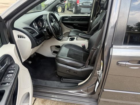 Used 2017 Dodge Grand Caravan SXT FWD image 13