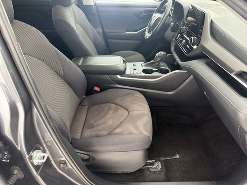 Used 2025 Toyota Highlander LE FWD image 22