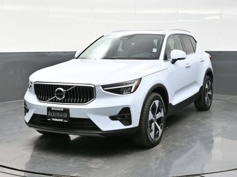 Used 2025 Volvo XC40 B5 Plus image 2