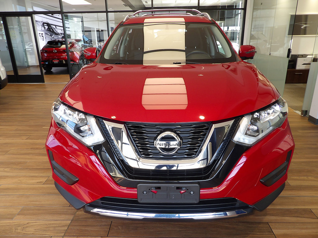 Used 2017 Nissan Rogue SV w/ SV Premium Package AWD/4WD image 2