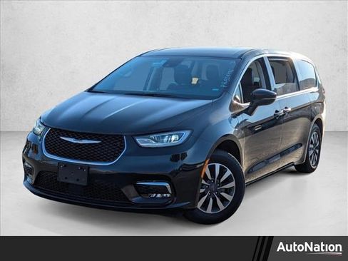 Used 2023 Chrysler Pacifica Touring-L image 1