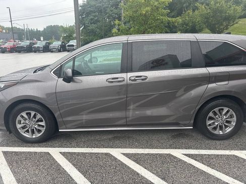 Used 2024 Toyota Sienna LE AWD/4WD image 2