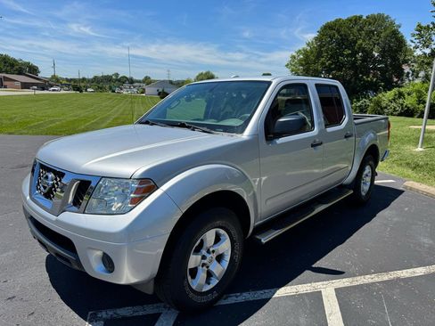 Used 2013 Nissan Frontier SV AWD/4WD image 2