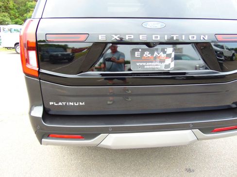 Used 2025 Ford Expedition Platinum w/ Driver's Package AWD/4WD image 38