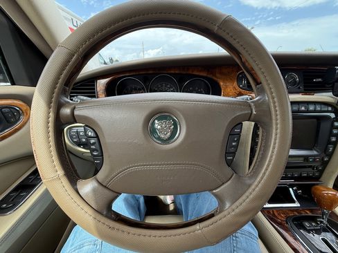 Used 2005 Jaguar XJ8 image 18