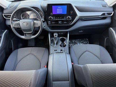 Used 2024 Toyota Highlander LE image 11