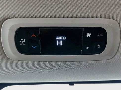 Used 2021 Chrysler Pacifica Touring FWD image 23