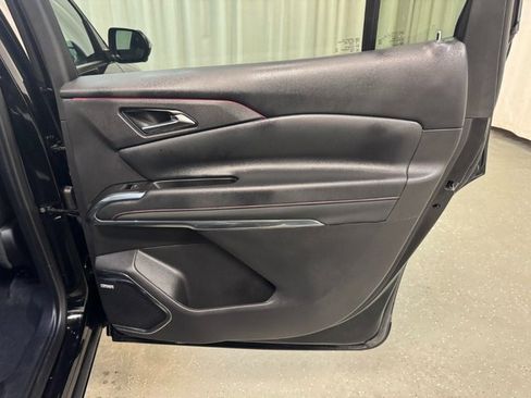 Used 2025 Chevrolet Traverse RS image 39