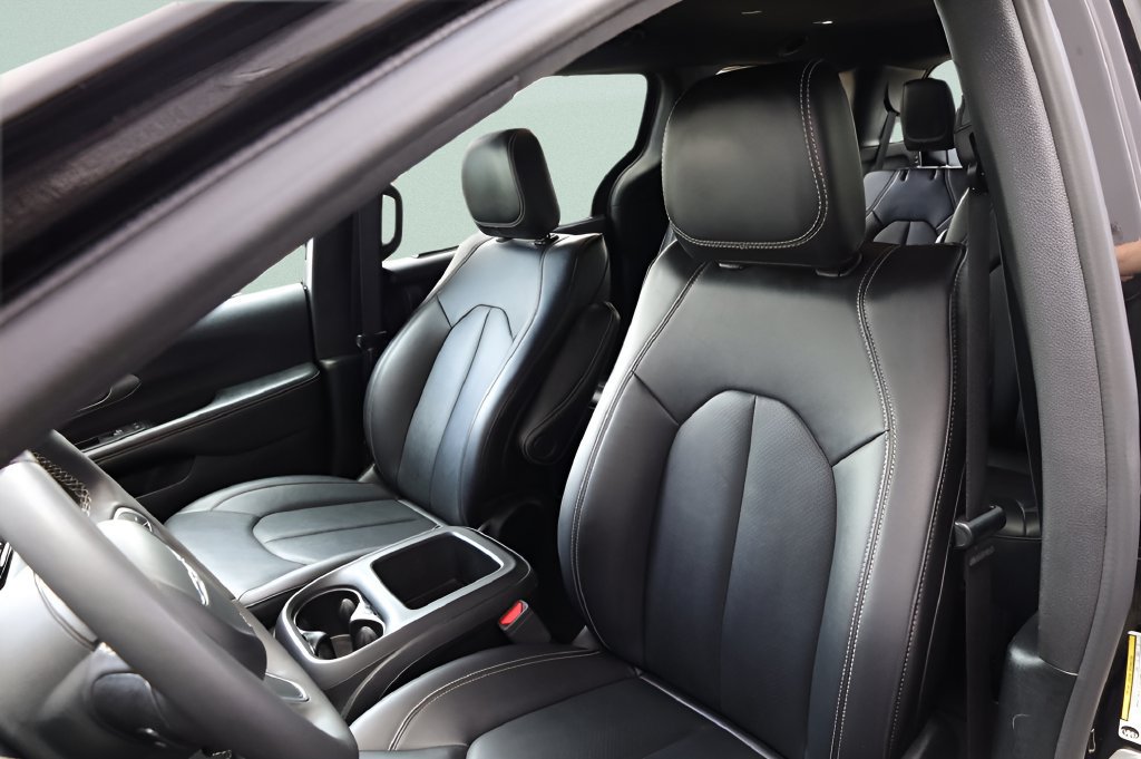 Used 2025 Chrysler Pacifica Select FWD image 19