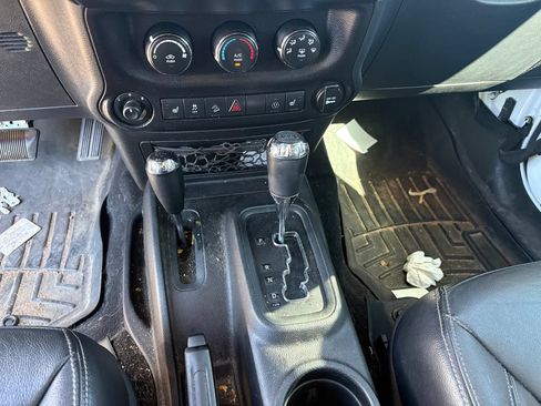 Used 2018 Jeep Wrangler Unlimited Rubicon w/ Connectivity Group AWD/4WD image 23