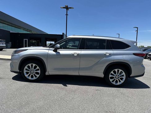 Used 2021 Toyota Highlander Limited FWD image 4