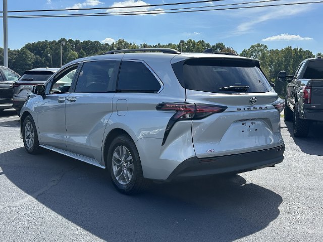 Used 2021 Toyota Sienna XLE FWD image 5