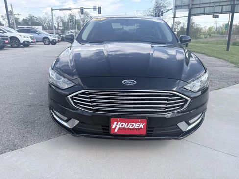Used 2018 Ford Fusion SE w/ Equipment Group 201A FWD image 2
