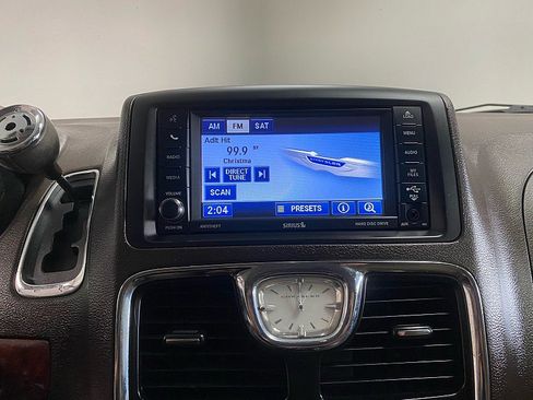 Used 2012 Chrysler Town & Country Touring image 18
