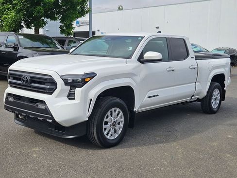 Used 2025 Toyota Tacoma SR5 AWD/4WD image 3