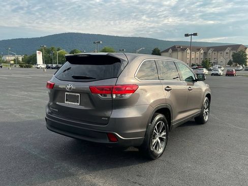 Used 2019 Toyota Highlander LE AWD/4WD image 7