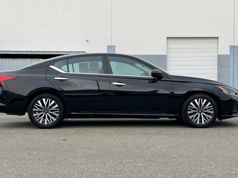 Certified 2024 Nissan Altima 2.5 SV image 3