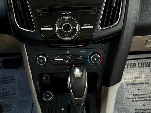 Used 2016 Ford Focus SE w/ SE Power Seat Package image 23