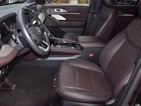 Certified 2025 Ford Explorer Platinum w/ LUX Leather Package image 13