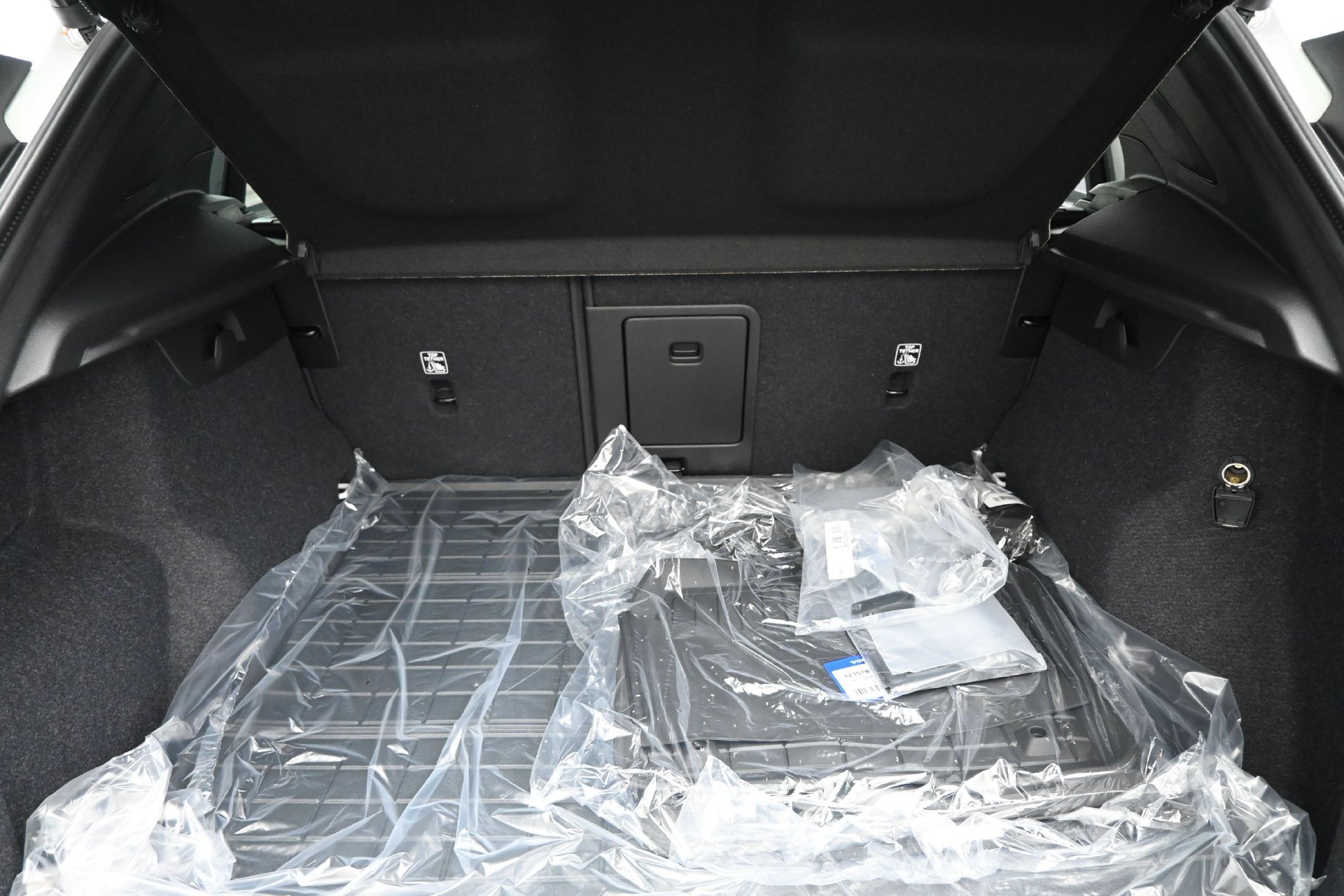New 2026 Volvo XC40 B4 Plus w/ Protection Package Premier FWD image 29