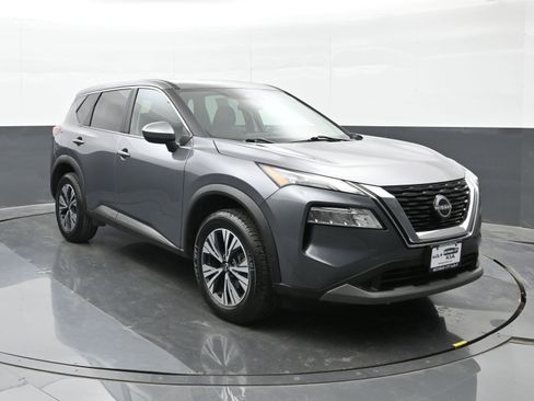 Used 2023 Nissan Rogue SV image 2