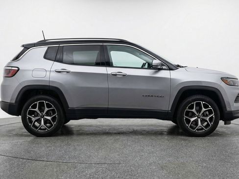 Used 2025 Jeep Compass Limited image 11