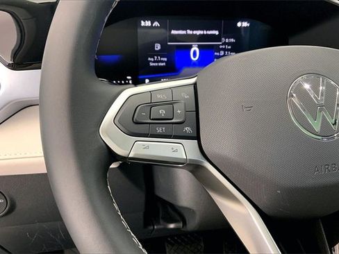 Used 2025 Volkswagen Taos SE w/ Panoramic Sunroof Package image 18