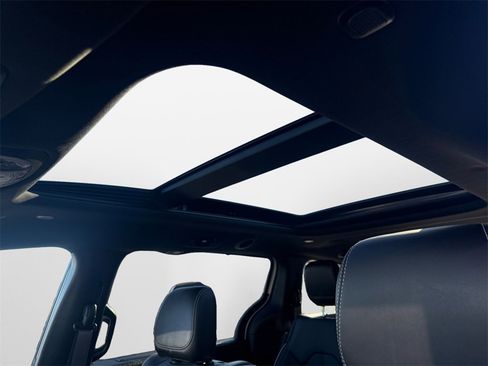 Used 2023 Chrysler Pacifica Limited w/ Uconnect Theater Family Group image 29