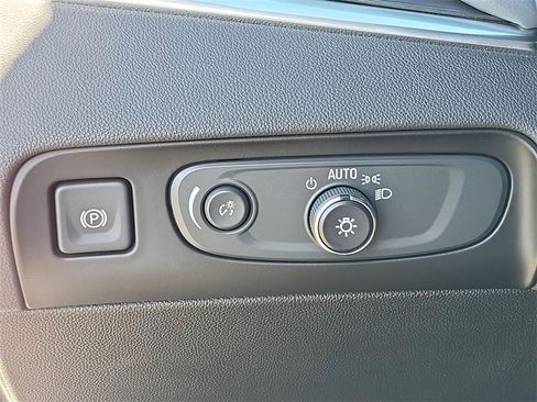 Used 2020 Buick Enclave Essence image 9