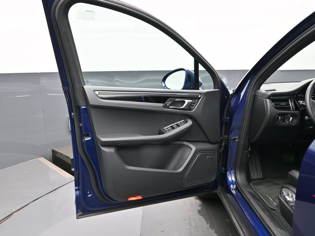 Certified 2026 Porsche Macan AWD/4WD image 8