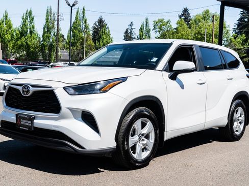 Used 2023 Toyota Highlander L image 3