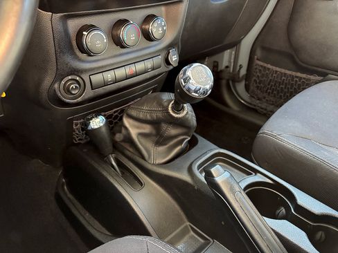 Used 2015 Jeep Wrangler Unlimited Sahara w/ Connectivity Group AWD/4WD image 22