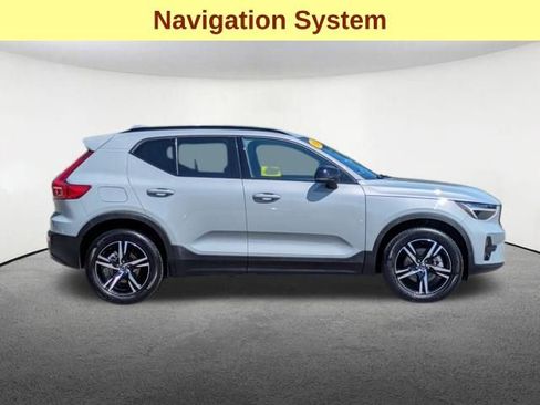Used 2024 Volvo XC40 B5 Core image 4