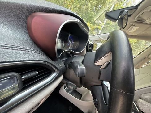 Used 2020 Chrysler Pacifica Limited image 10