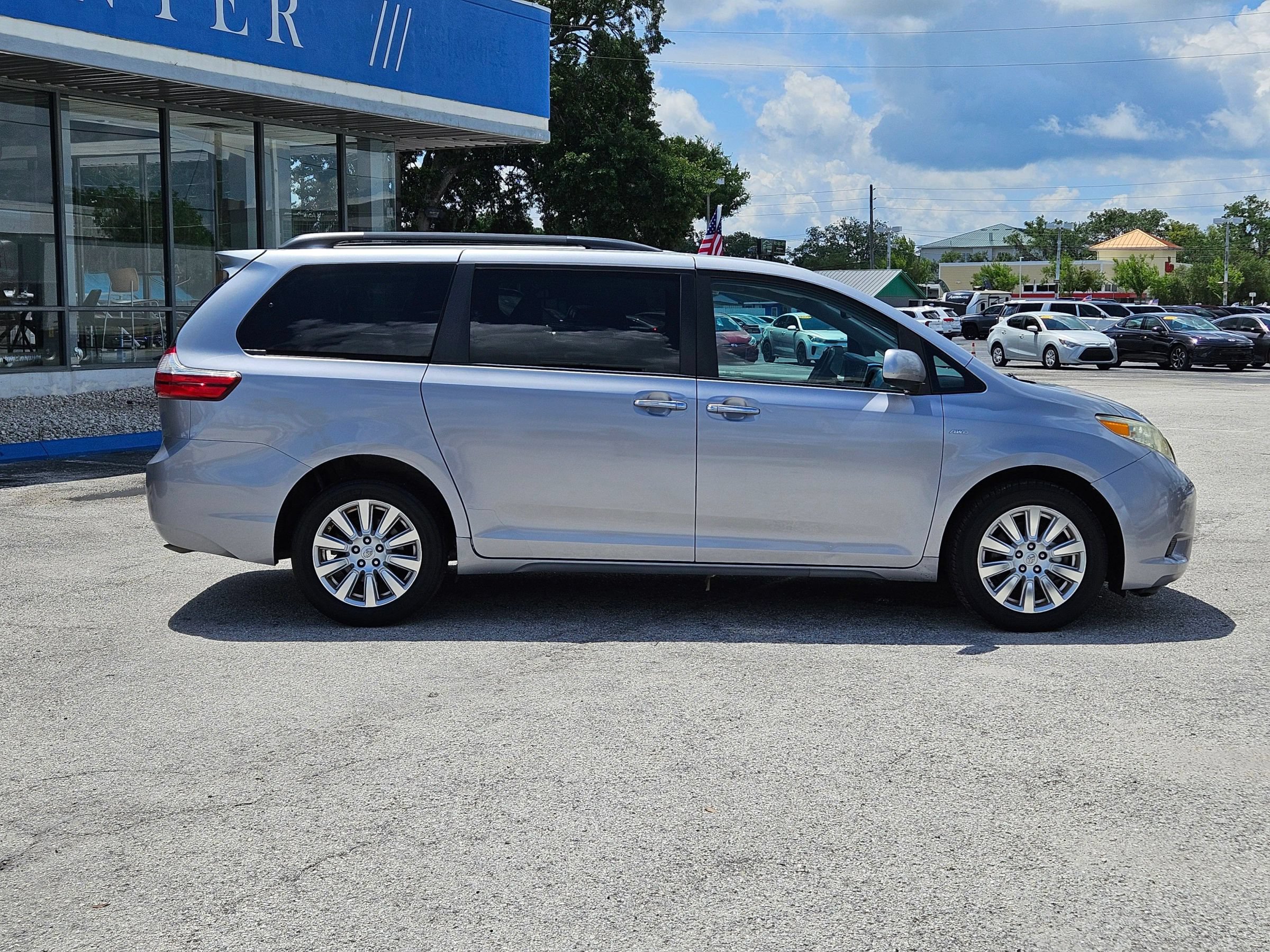 Used 2017 Toyota Sienna XLE AWD/4WD image 8
